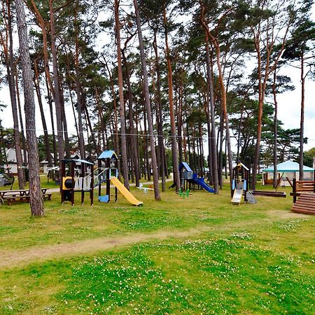 Forest Family Resort - Domki Caloroczne Устка Экстерьер фото